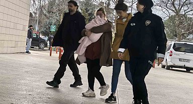 Kucaklarında bebekle hırsızlık yapan 2 kadın yakalandı
