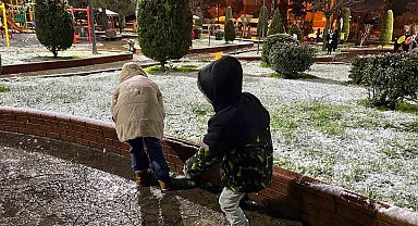 Küçükçekmece'de kar yağışı sonrası çocuklar soluğu parklarda aldı
