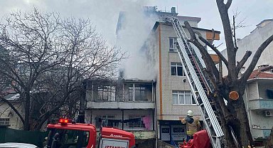 Küçükçekmece'de korkutan yangın: 2 katlı gecekonduda çıktı, alevler yan binaya sıçradı