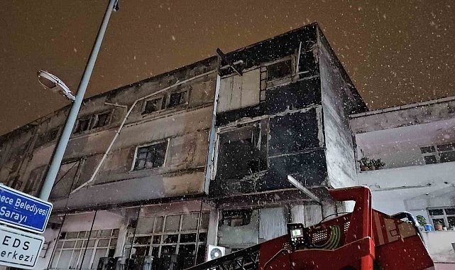 Küçükçekmece'de mobilya atölyesindeki yangın söndürüldü