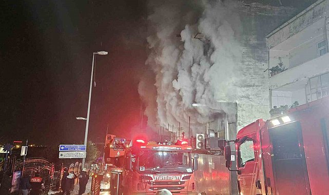 Küçükçekmece'de mobilya deposundaki yangın 2 binaya sıçradı: Mahsur kalan 6 kişi kurtarıldı