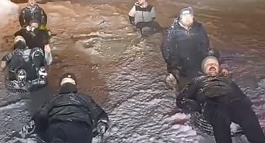 Kümbet Yaylası'nda iplerle birbirlerine bağlanıp karlı yolda böyle kaydılar