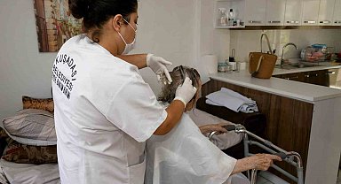 Kuşadası Belediyesi 'Evde Bakım Birimi' ile yaşamlara dokunuyor