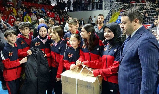Kütahya'da sporculara malzeme desteği dağıtıldı