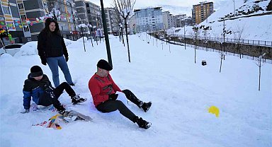 Lala Vadisi'nde naylon poşetlerle kayarak karın keyfini çıkardılar
