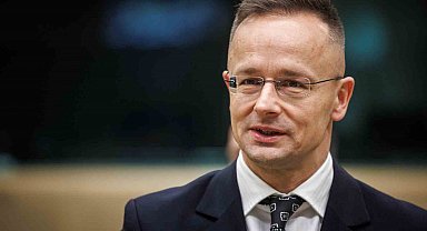 Macaristan Dışişleri Bakanı Szijjarto'dan Paris'te acil toplanan Avrupalı liderlere: "Yangına körükle gidiyorlar"