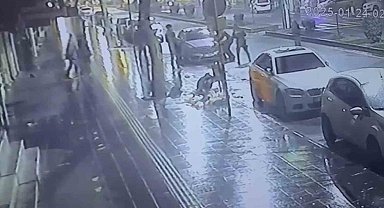 Mahalle bekçilerinin 22 yıl hapis cezası olan firariyi yakalama anı güvenlik kamerasına yansıdı