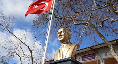 Mahalle halkının istediği Atatürk büstü muhtarlık önüne yerleştirildi