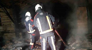 Malatya'da hasarlı binada yangın