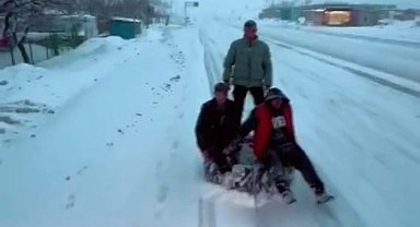 Malatya'da traktör arkasında karda 'sörf'