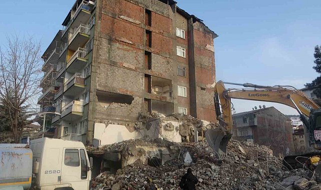 Malatya'da yıkım sırasında hasar gören 6 katlı bina tahliye edildi