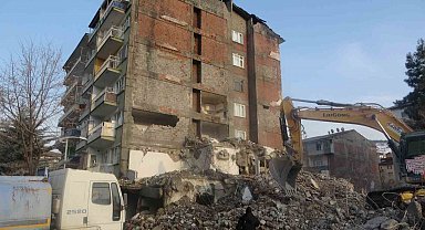 Malatya'da yıkım sırasında hasar gören 6 katlı bina tahliye edildi