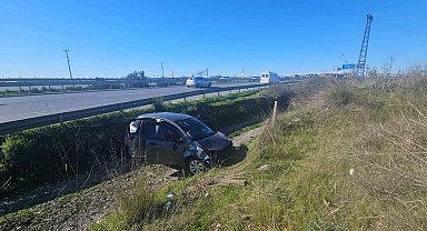 Manavgat-Antalya yolunda otomobil şarampole devrildi: 1 yaralı