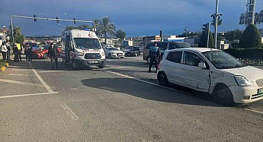 Manavgat'ta iki otomobil çarpıştı: 2 yaralı