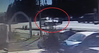 Manavgat'ta kavşakta iki otomobil çarpıştı