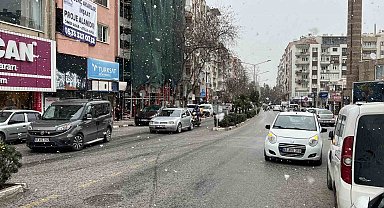 Manisa şehir merkezine yıllar sonra kar yağdı