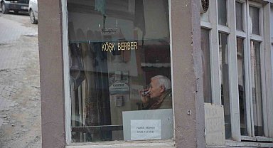 Manisa'da 12 yaşında başladığı berberliği 57 yıldır sürdürüyor