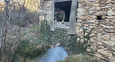 Manisa'da 210 yıldır faaliyet gösteren su değirmeni yıllara meydan okuyor