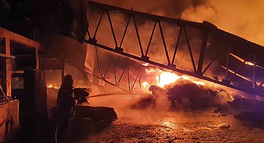 Manisa'da halı fabrikasında yangın: Alevler geceyi aydınlattı