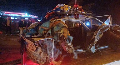 Manisa'da korkunç kaza: Otomobiller hurdaya döndü, 2 ağır, 5 yaralı