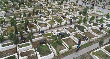 Manisa'da mezarlık bakımları aralıksız devam ediyor