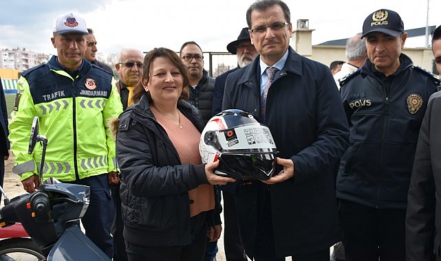 Manisa'da motosiklet sürücülerine kask dağıtıldı