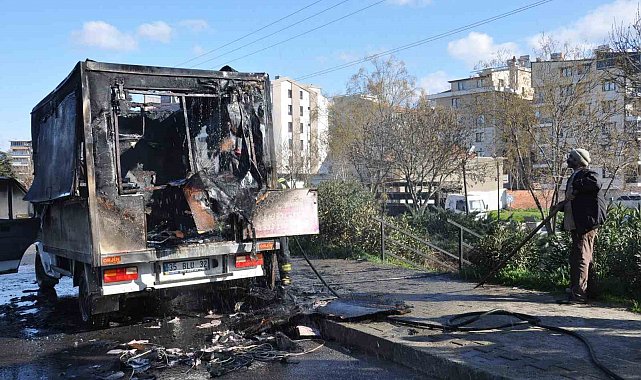 Manisa'da seyir halindeki mobil lokma aracı yandı