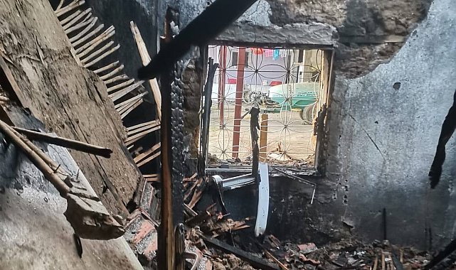 Manisa'da yangın bir evi kül etti