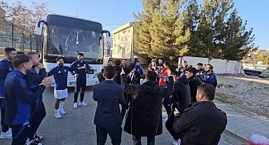 Mardin'de futbolcular, gelin arabasından damadı indirip çiftetelli oynadı