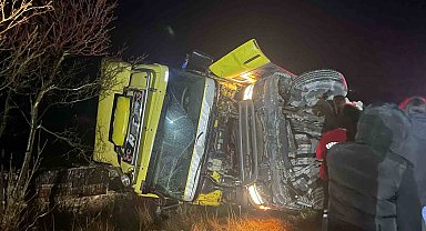 Marmara Adası'nda mermer yüklü kamyon kaza yaptı