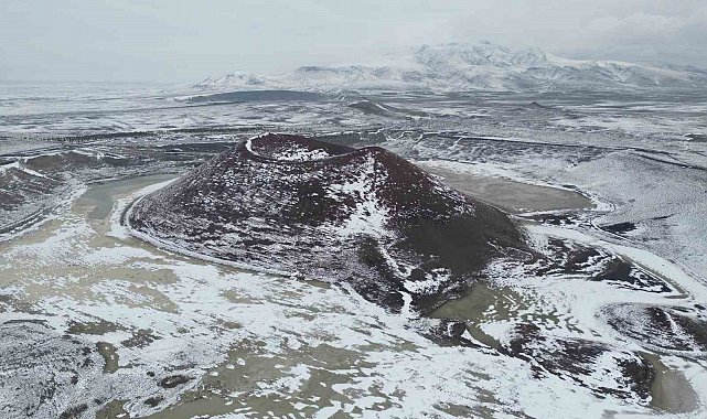 Meke Gölü'ne kar yağdı, eşsiz manzaralar oluştu