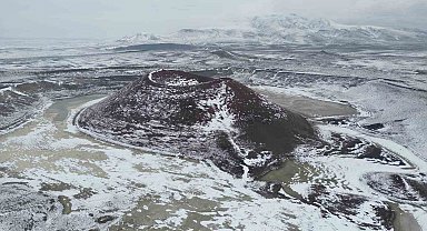 Meke Gölü'ne kar yağdı, eşsiz manzaralar oluştu