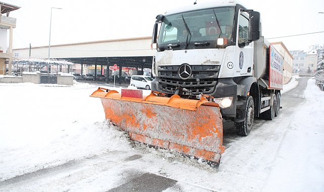Melikgazi'de karla mücadele kesintisiz sürüyor