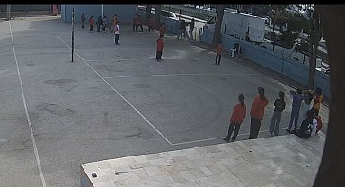 Mersin'de bir veli ve ağabeyinin öğretmeni darbetmesi saniye saniye görüntülendi