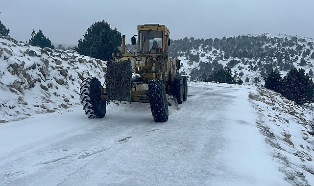 Mersin'de kar ve buzla kaplanan yollar belediye ekiplerince açıldı