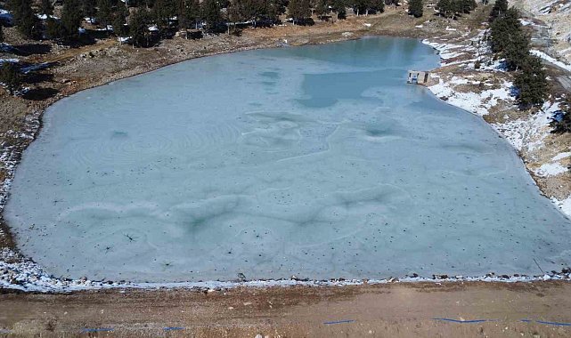 Mersin'de sulama göleti tamamen dondu