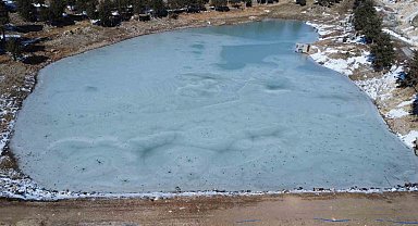 Mersin'de sulama göleti tamamen dondu
