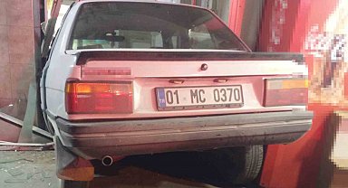 Mersin'de yoldan çıkan otomobil fırına daldı