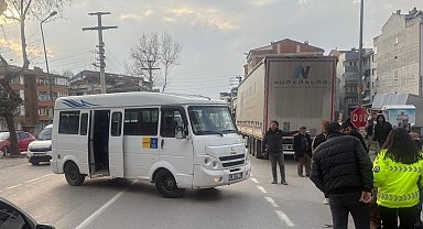Minibüs ile çarpışan motosikletteki çift yaralandı