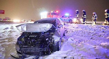 Minibüs, otomobil ve tır çarpıştı, sürücüler ölümden döndü