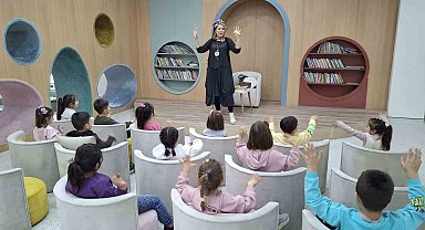 Minikler kütüphaneyi gezdi