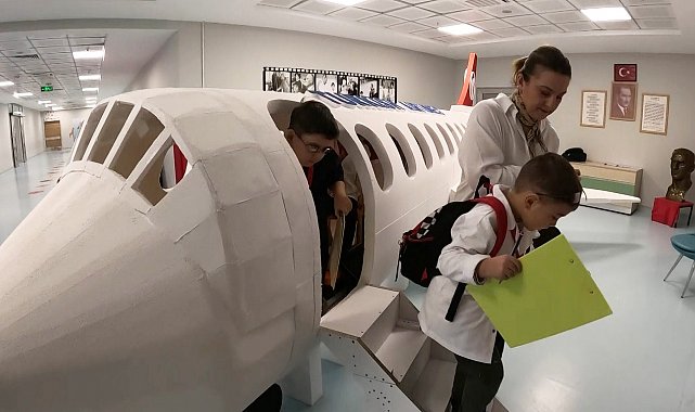 Minikler sağlık çalışanı oldu, dev maket uçakla deprem tatbikatı yaptı