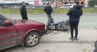 Motosiklet otomobille çarpıştı