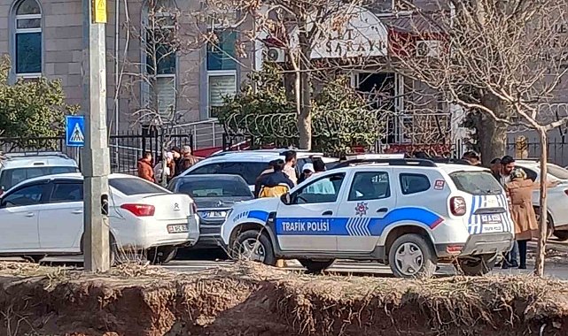 Motosiklet park halindeki otomobile çarptı: 2 yaralı