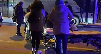 Motosiklet sürücüsü yolun karşısına geçmek isteyen yayaya çarptı