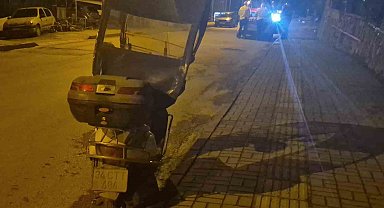 Motosiklet yolun ortasında yürüyen kişiye çarptı
