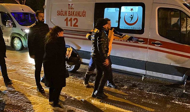 Motosiklete 1 dakika içinde iki kez otomobil çarptı: 2 yaralı