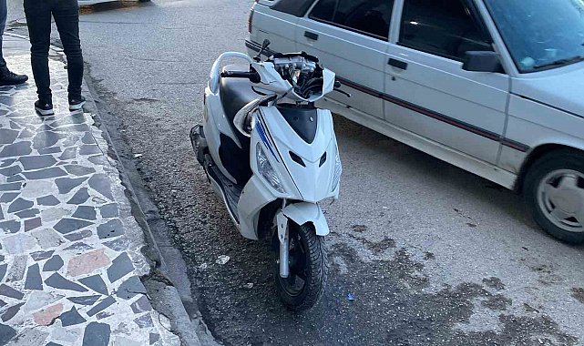 Motosiklete çarpan otomobilin sürürücü olay yerinden kaçtı, 2 kişi yaralandı