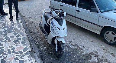 Motosiklete çarpan otomobilin sürürücü olay yerinden kaçtı, 2 kişi yaralandı