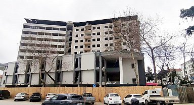 Mudanya'da 100 dükkanın yer aldığı iş merkezinin yıkımına başlandı